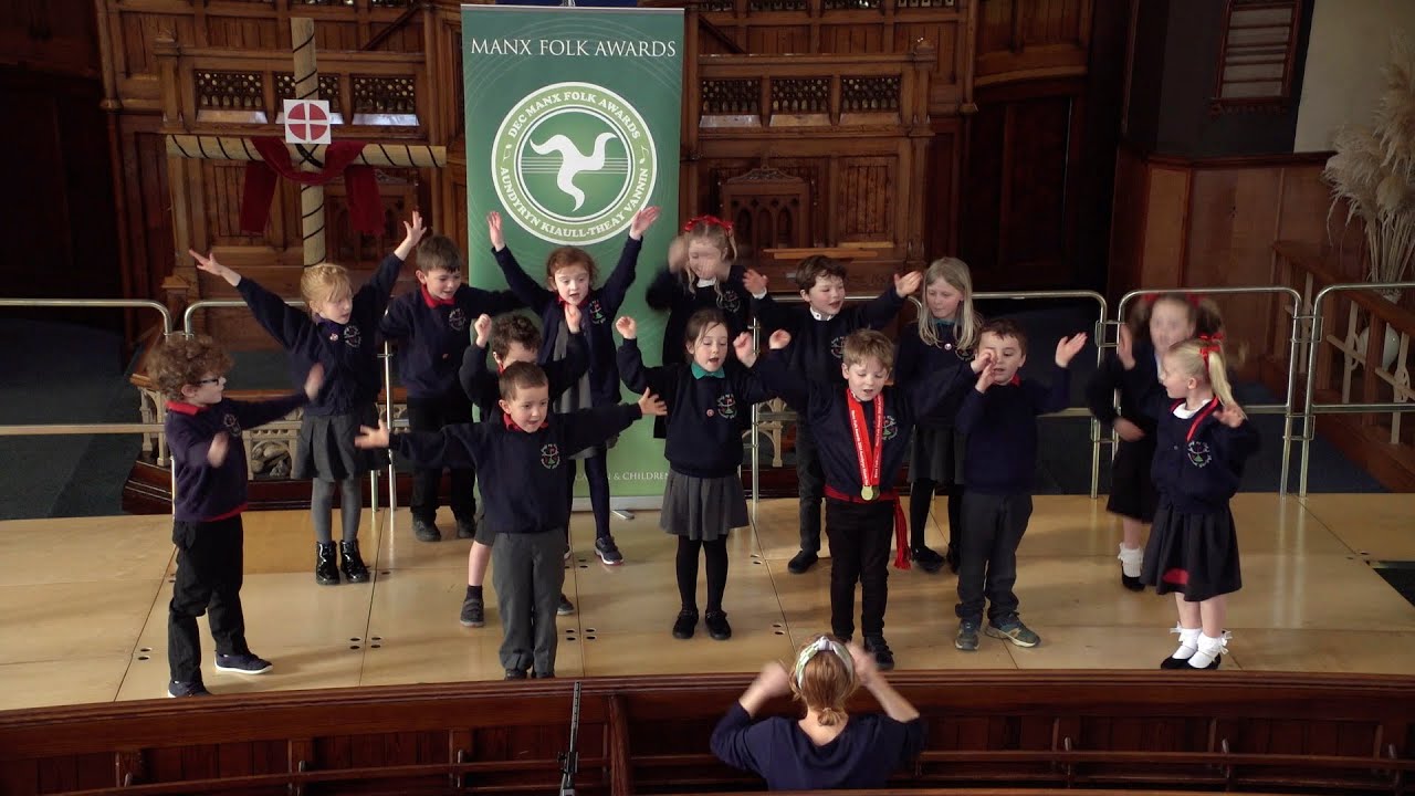 The Bunscoill Ghaelgagh sing 'Hooin dys y Eeastagh Yuan' at the Manx Folk Awards (2024)