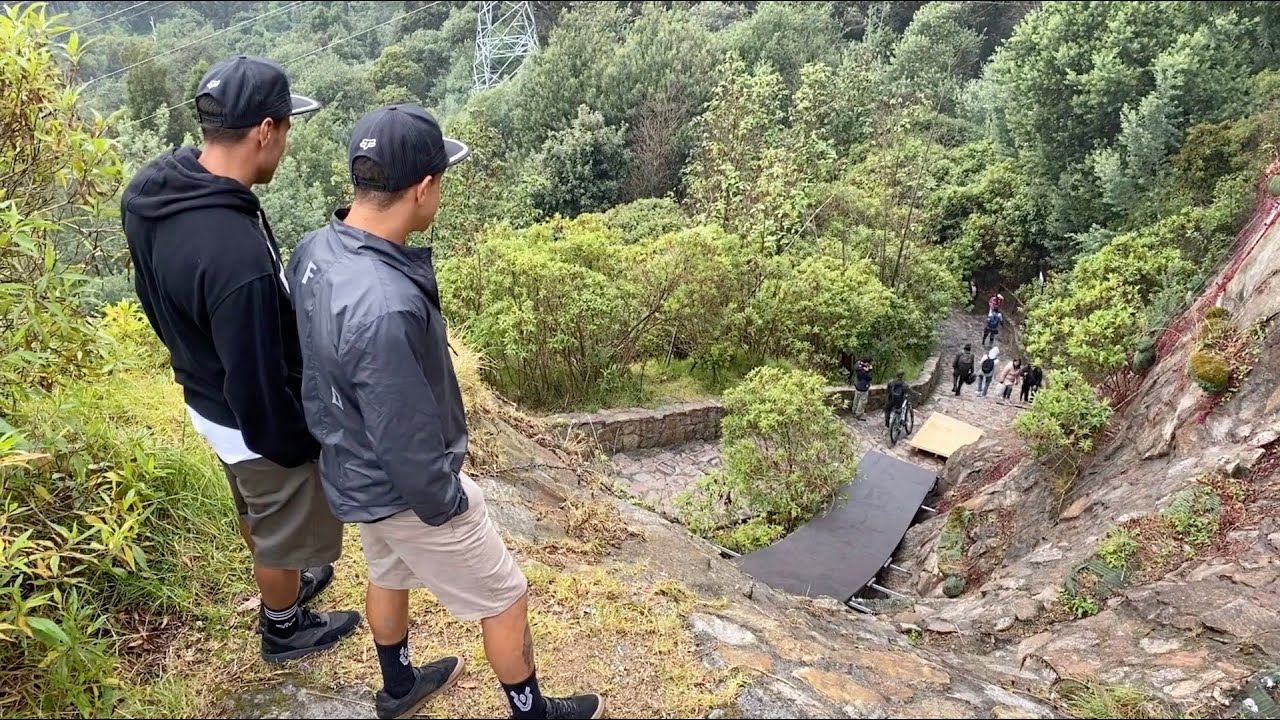 Andando pela pista de DH Urbano com os CARAS. Isso É MUITO LOUCO! (Red Bull Monserrate Cerro Abajo)