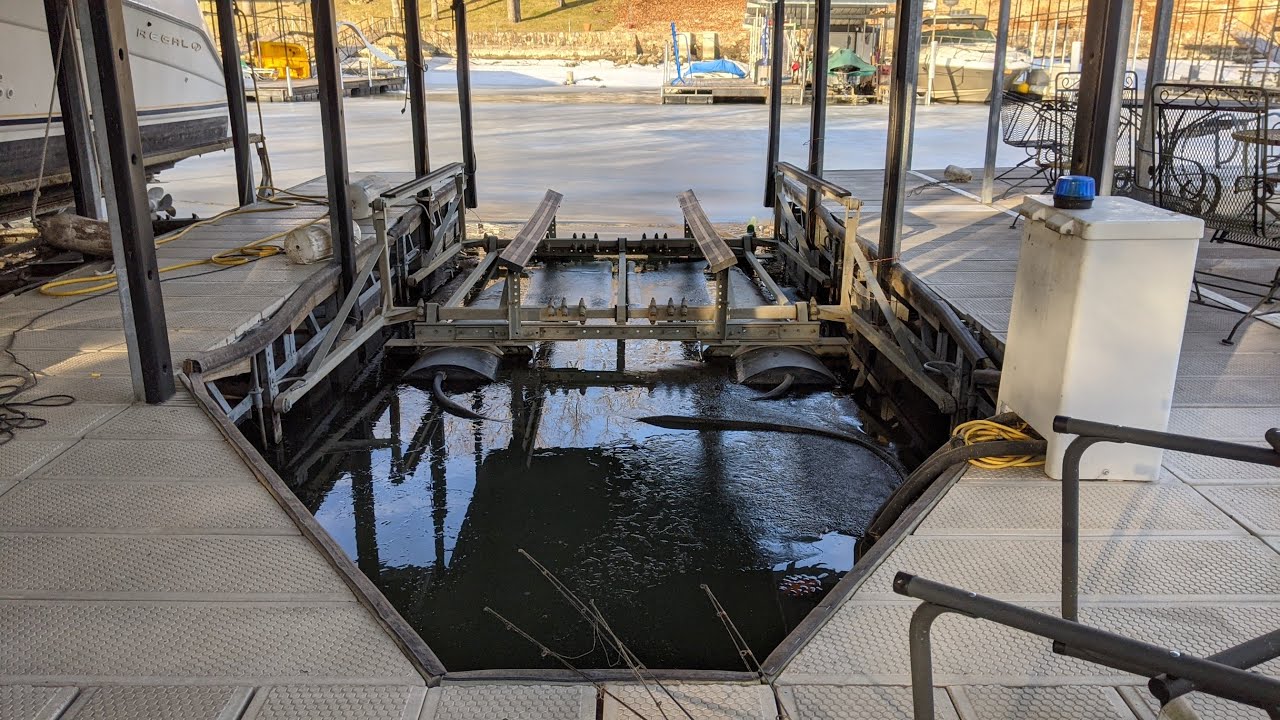 DockRealty.com DLS # 44975 6,000# Poly Lift 10' Wide