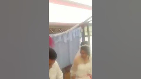 Man geeft klap aan zijn bruid