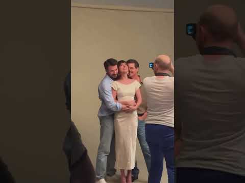 Triangle amoureux entre #dakotajohnson, #pedropascal et #chrisevans 👀