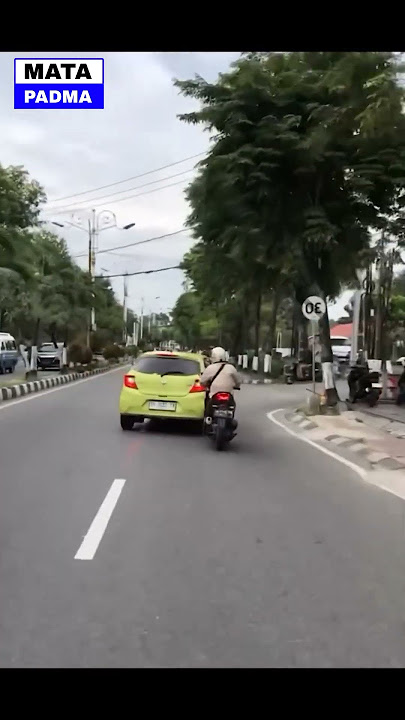 The Moment a Hit-and-Run Perpetrator Was Chased by a Motorcyclist Until He Crashed into a Building