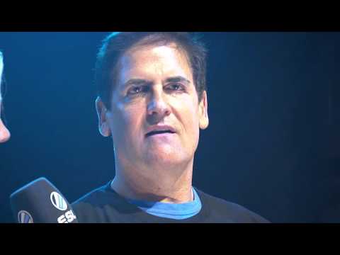 Wideo: Mark Cuban wypłaca 30 000 $ za przeklinanie na imprezie charytatywnej