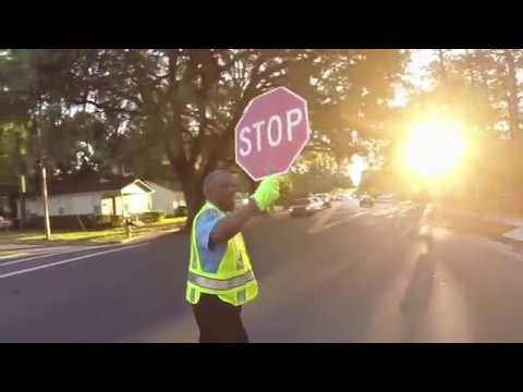 Video: School Crossing Guard Adalah Kucing Hitam