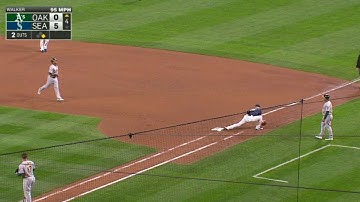 OAK@SEA: Smith snags liner, throws to first for DP