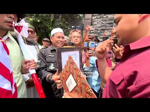 Protesters Nearly Clash with Jokowi Supporters during Demonstration in Solo | Trijaya Update