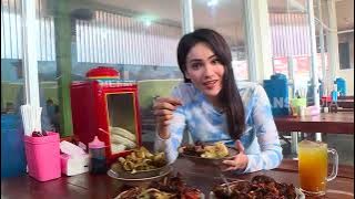 Dafina Jamasir Menikmati Lezatnya Tengkleng Solo Pak Manto | MAKAN RECEH (01/03/23)