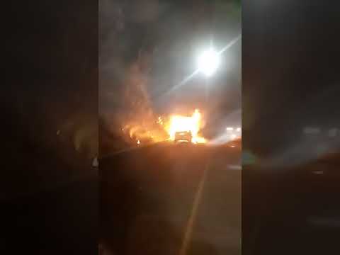 Carro e caminhão pegam fogo após colisão frontal, na BR-282, em Bocaina do Sul