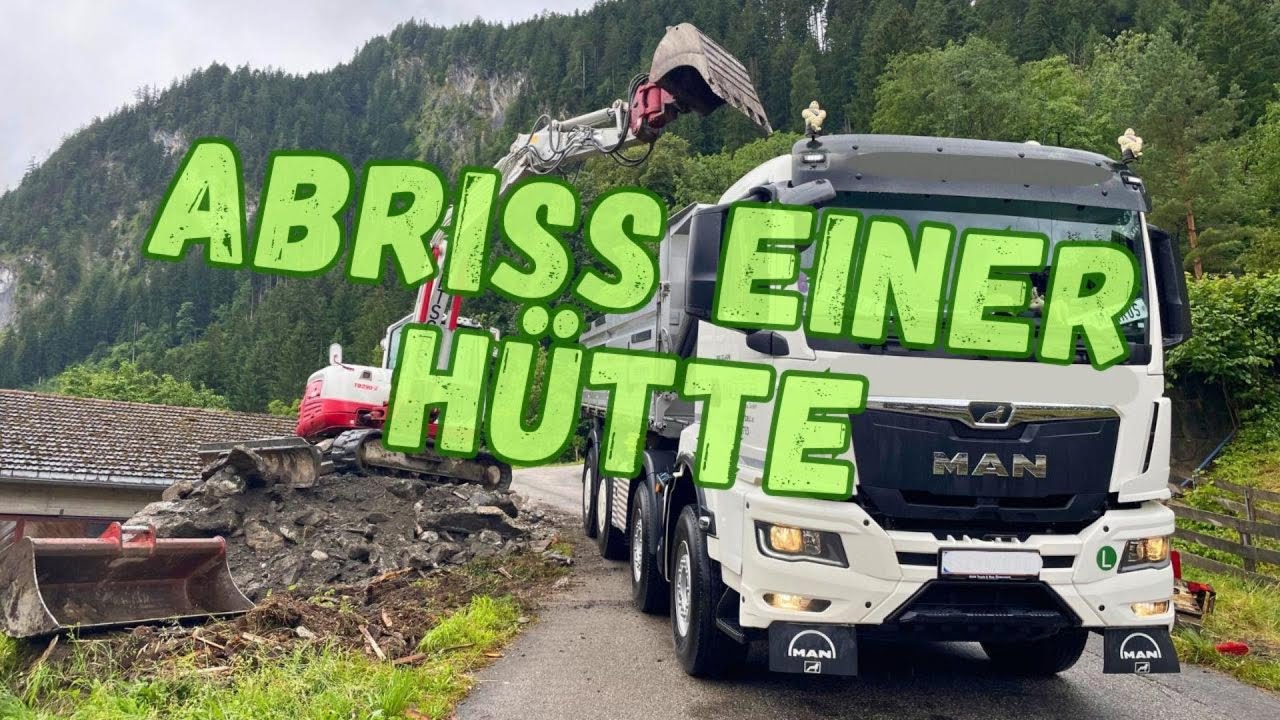 Abriss einer Hütte mit Bagger und LKW