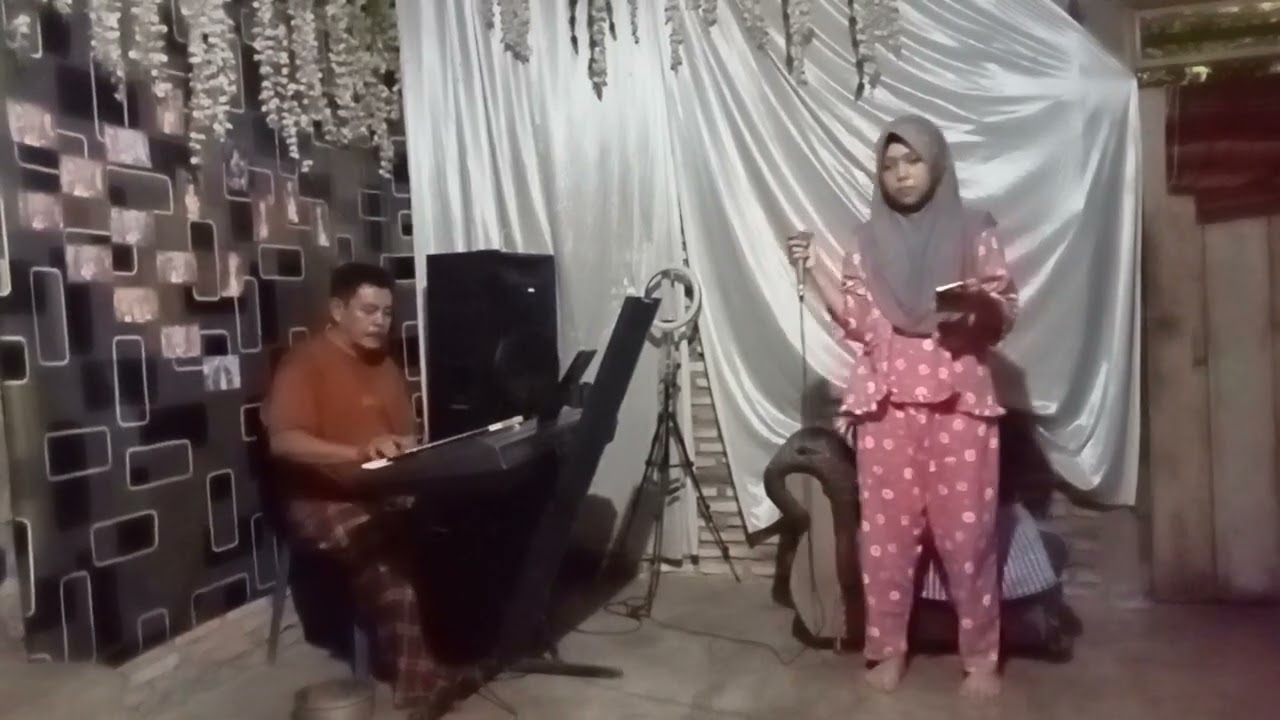 Tes vocal. lagu terus terang saja. wafik Azizah dan ayak barjok. Di kota Aek Nabara labuhan batu.