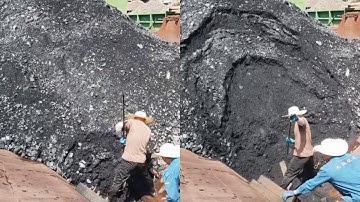 Ship Unloading, Workers In High Temperatures - Relaxing Video - Vlog Of Work On The Barge