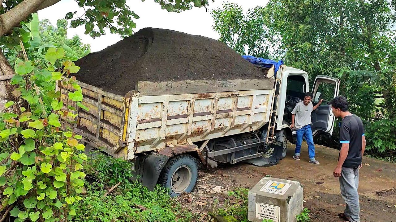 Truk Jomplang. MOBIL TRUK Pengangkut PASIR SARING Bongkar Muatan FULL BAK Menggunung DILOKASI LICIN