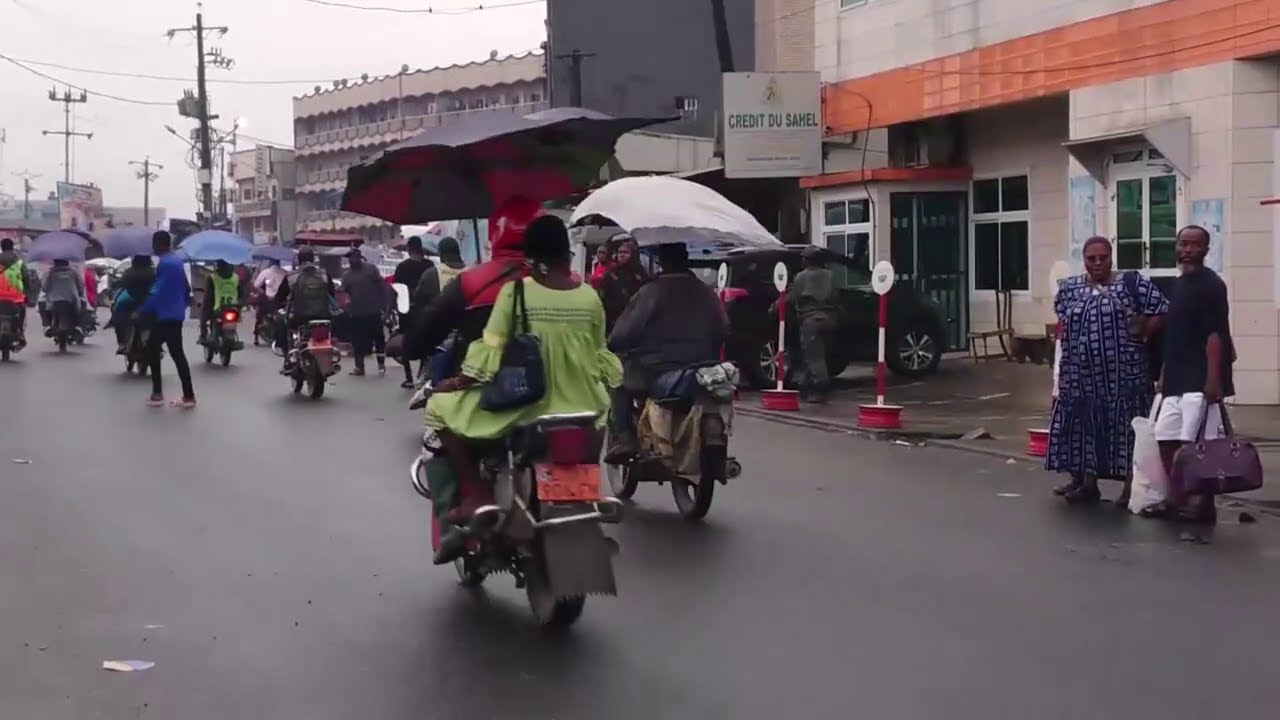 DOUALA : LES MOTOS TAXIS AVEC PARAPLUIE ONT LE VENT EN POUPE