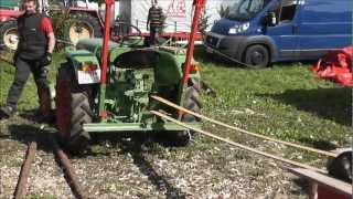 Oldtimer Traktor im Einsatz mit Riemenscheibe