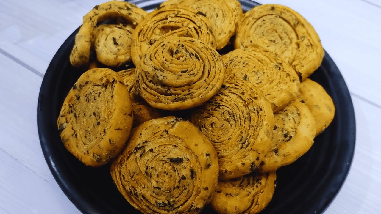 आटा और हरी मेथी से बनाएं अनगिनत परतों वाला क्रिस्पी मठरी | Methi Mathri | Tea Time Snacks 
