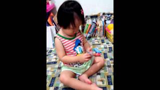 20150605-2妞妞模仿戴隱形眼鏡