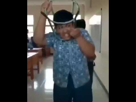 Video Viral - kepala seorang siswa  nyangkut di kursi besi