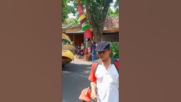 kasih sayang seorang kakek pada cucunya.mengajaknya melihat karnaval.