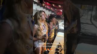 Maria Becerra y Sofia Reyes antes de subirse al escenario en los Premios Tu Música Urbano