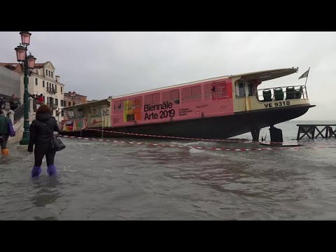Acqua alta a Venezia, toccata punta 150 cm a Riva degli Schiavoni