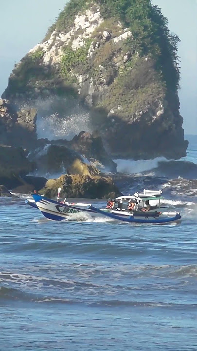 perahu speed lolos dari kejaran ombak Plawangan puger #shorts