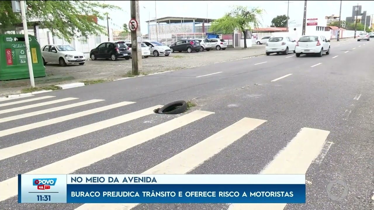 No meio da avenida: buraco prejudica trânsito e oferece risco a motoristas - O Povo na TV