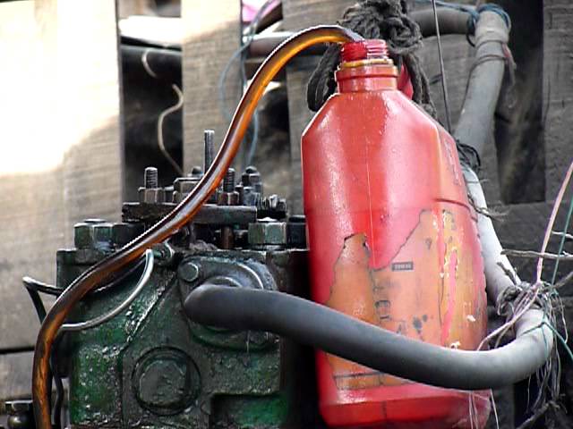 Ein antiker Lister 1-Zylinder Diesel Motor mit coolem Sound presst  Zuckerrohr-Saft in Indien 