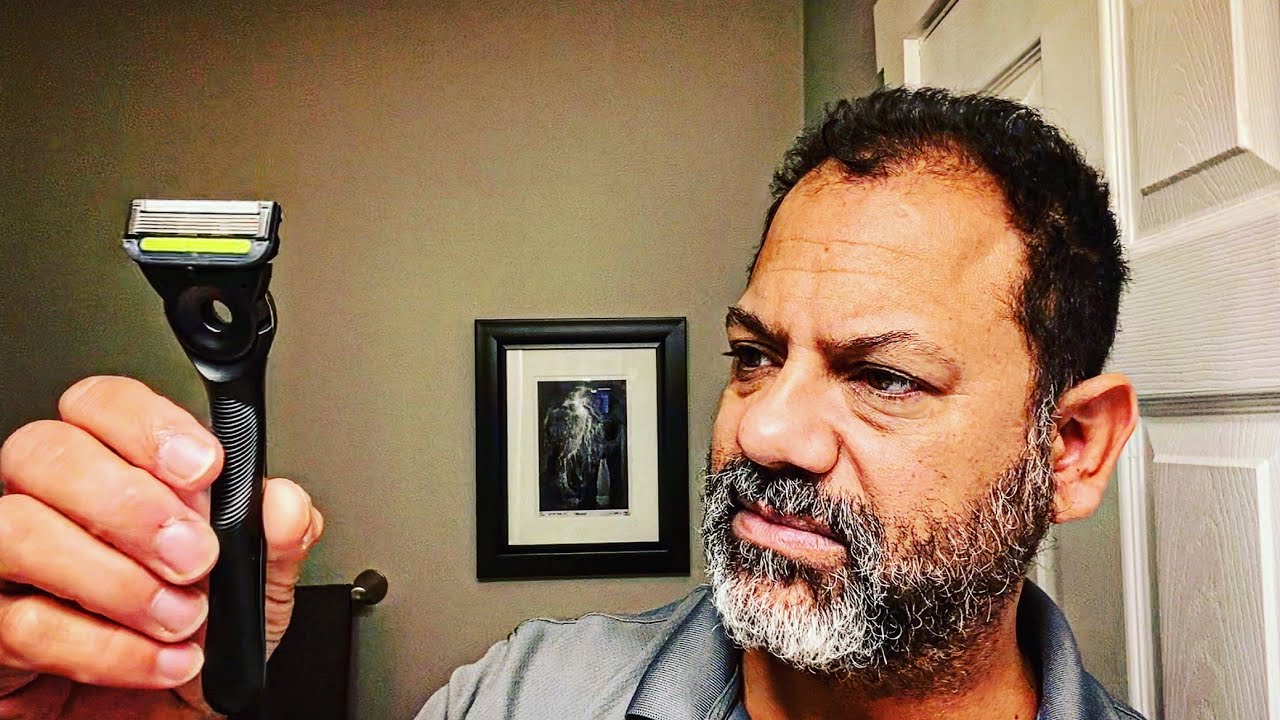 GilletteLabs Exfoliating Bar 5 blade razor  shave & beard clean up — average guy tested 