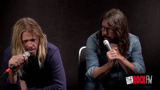 Miniatura de vídeo de "Dave Grohl and Taylor Hawkins on depression and the deaths of Chris Cornell and Chester Bennington"