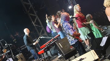 Raymond van het Groenewoud roept 40 meisjes op het podium van Festival Dranouter