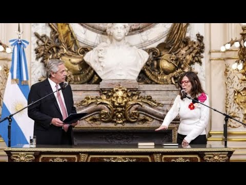 El presidente le tomó juramento a la nueva ministra de Economía, Silvina Batakis.