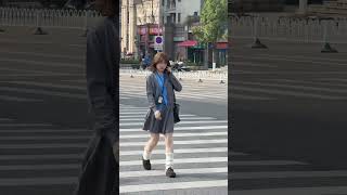 Early Spring Fashion Revival: A Passer-by's Insight into Trendy Styles