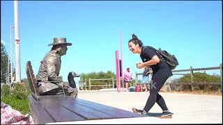 statue, prank making people laugh, in Australia