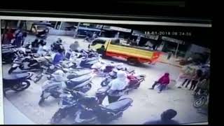 Aksi kejar-kejaran Polisi vs perampok Di Indramayu terekam CCTV