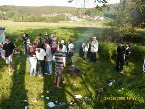 песня гуляйте пацаны пока вино льется