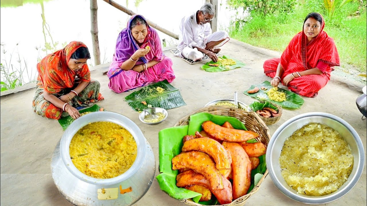 নিজেদের বাগানের সব্জী দিয়ে খিচুড়ি রান্না করলাম সাথে কুমড়ো চপ আর চাটনি আর দুপুরে খাওয়া
