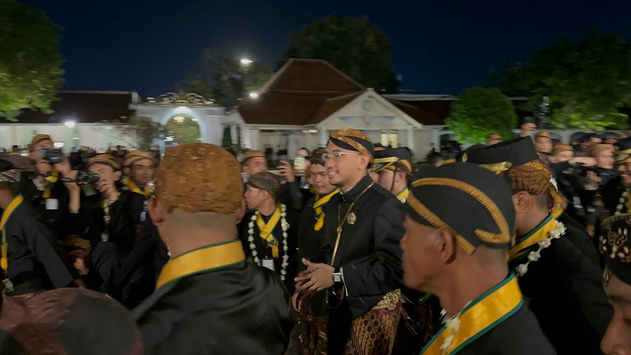 Baru Ini ! Kirab 1 Sura, Gusti Mangkunegara X Sebar Udik2 diluar Pendapa Ageng.