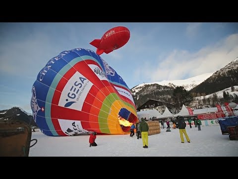 Над швейцарскими Альпами летят разноцветные аэростаты