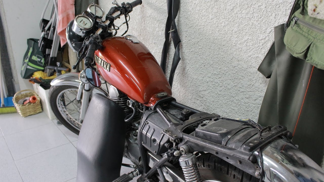 YAMAHA　SR 250 部品取りに！ How to remove Yamaha SR 250 seat - YouTube