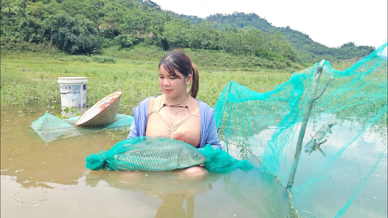 The lake raised the fish to the shore of the girl trapping the big fish ...
