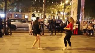 رقص إيطالي في شوارع باريس 😍❤ لايفوتك