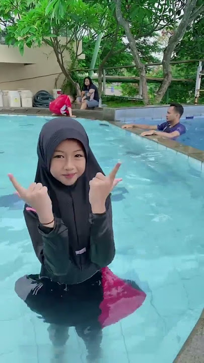 Berenang sambil bikin trend penutup 2024 #dance #fyp #berenang #kolamrenang