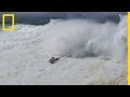 Sauvetage spectaculaire dun surfeur sur une vague gante au portugal