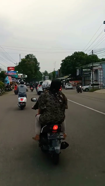 Suasana Ngabuburit di Jalan Pati Tayu menjelang buka puasa hari ini