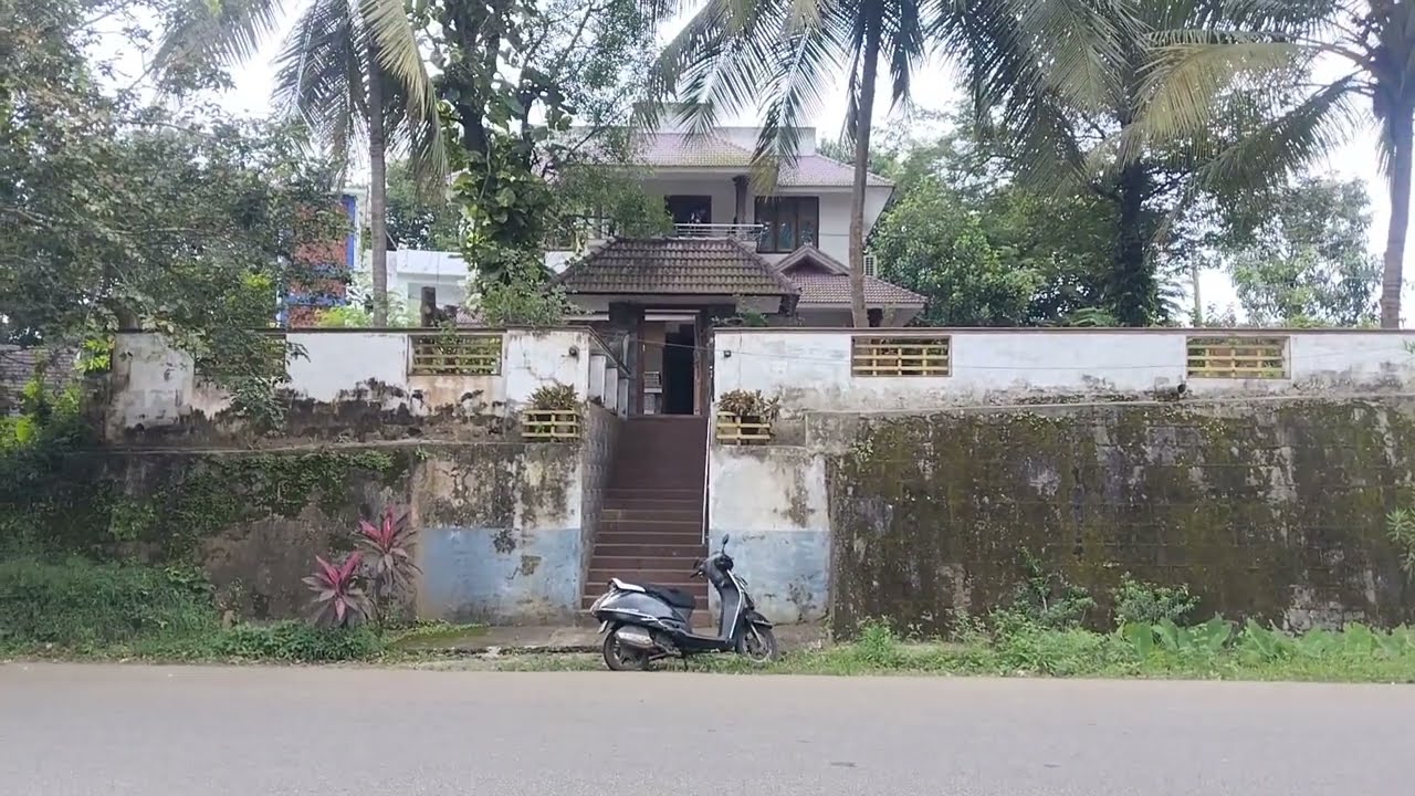 PALAGHT DT PALAKKAD PATHIRIPALA HIGHWAY HOUSE FOR SALE call 9074434350.