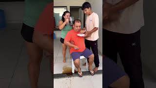 Colocou A Garrafa De Cabeça Pra Baixo,Derramou.