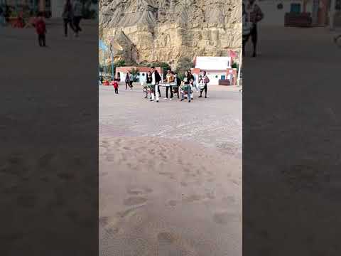 مجموعة موسيقية تتدرب في شاطئ اسفي