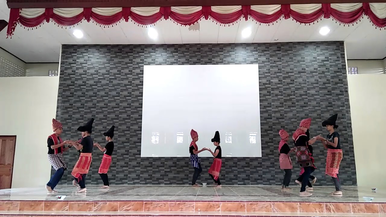 Tari Tradisi Karo Piso Surit by 8A  SMP Budi Mulia Pematangsiantar