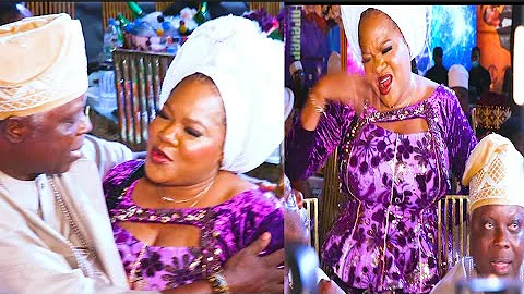 Humility!Toyin Walk On Her Knees To Greet Dele Odule,Yinka Quadri,Other At Lateef Adedimeji' Wedding