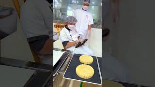 Fully automatic production of mooncakes, what do workers need to do? #Shorts #Mooncake #Chinesefood